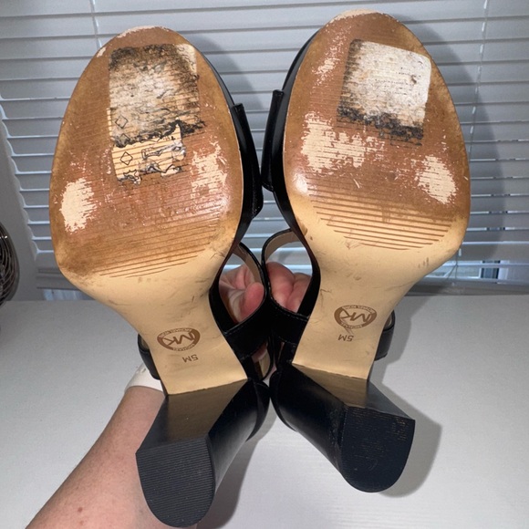 Michael Kors Black Heels with Gold Zipper Detail sz 5 - Picture 8 of 9